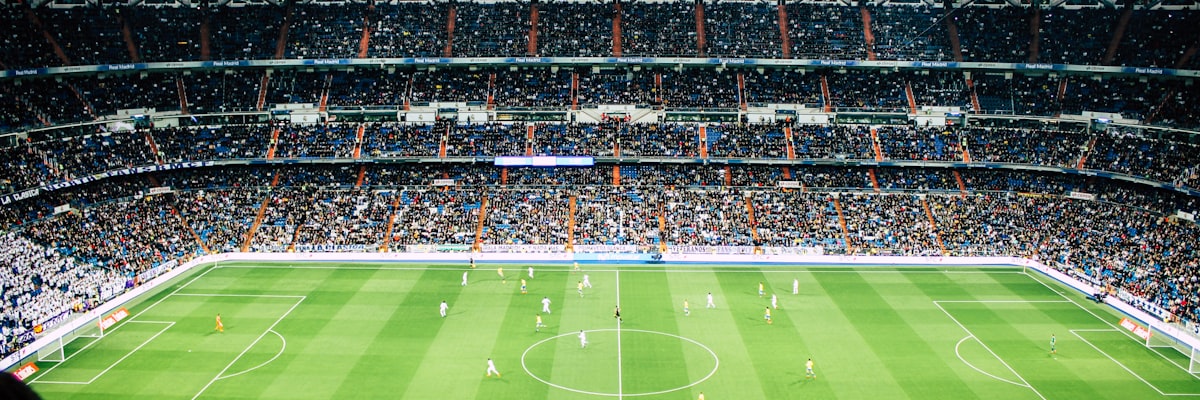 足球战术分析板画面 - 教练正在讲解战术